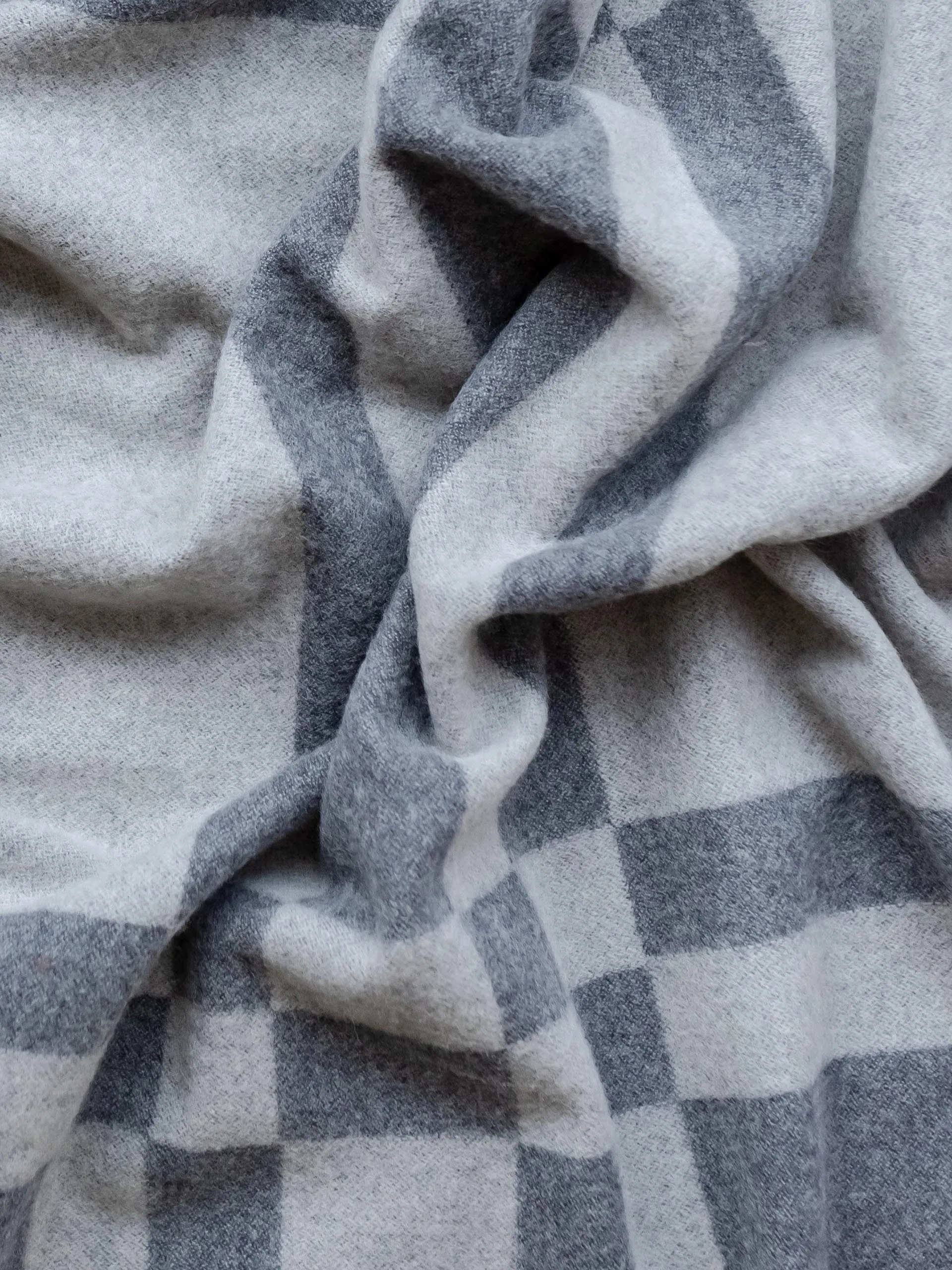 Lambswool blanket in grey pillar check